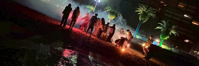 写真：熱海ビーチでの手持ち花火大会